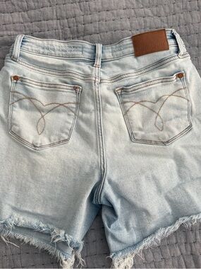 Judy Blue Light Wash Denim Frayed Hem Shorts Size Large EUC